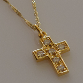 Χειροποίητος ασημένιος σταυρός 925ο με αλυσίδα και κορδόνι σε χρυσή επιμετάλλωση με ζιργκόν IJ-090037B Εικόνα 3 σε φυσικό περιβάλλον χωρίς ειδικό φωτισμό