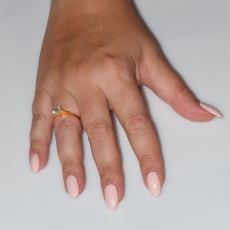 Χειροποίητο δαχτυλίδι μονόπετρο από επιχρυσωμένο ασήμι 925ο με ημιπολύτιμες πέτρες (ζιργκόν) IJ-010477-G φορεμένο στο χέρι