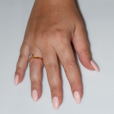 Χειροποίητο δαχτυλίδι μονόπετρο από επιχρυσωμένο ασήμι 925ο με ημιπολύτιμες πέτρες (ζιργκόν) IJ-010478-G φορεμένο στο χέρι