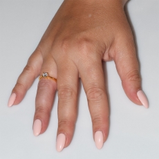 Χειροποίητο δαχτυλίδι μονόπετρο από επιχρυσωμένο ασήμι 925ο με ημιπολύτιμες πέτρες (ζιργκόν) IJ-010479-G φορεμένο στο χέρι