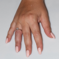 Χειροποίητο δαχτυλίδι μονόπετρο από επιπλατινωμένο ασήμι 925ο με ημιπολύτιμες πέτρες (ζιργκόν) IJ-010479-S φορεμένο στο χέρι