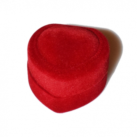 We accompany the wedding ring with a velvet red box in the shape of a heart that will surely impress!
